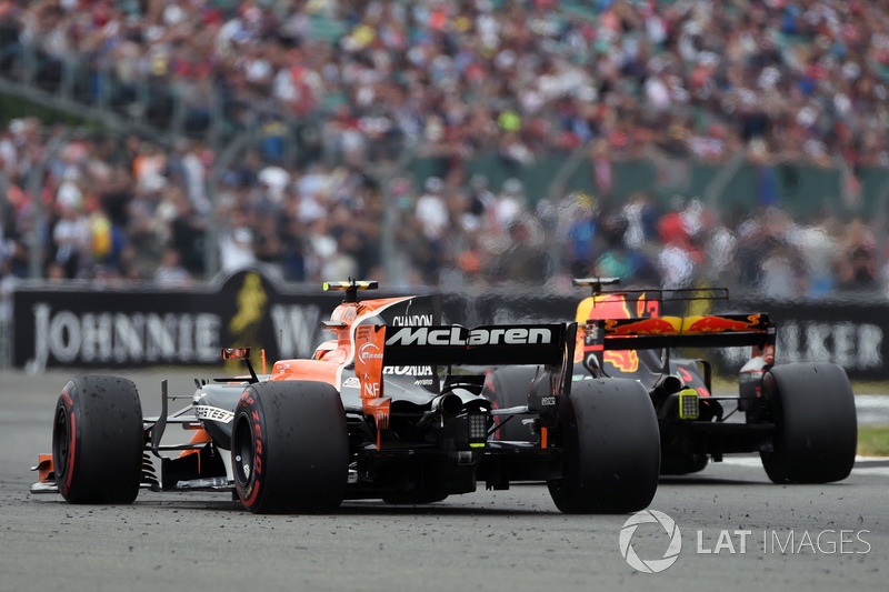 Stoffel Vandoorne, McLaren MCL32 and Daniel Ricciardo, Red Bull Racing RB13