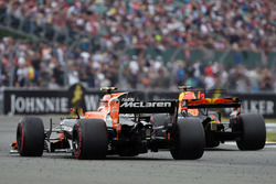 Stoffel Vandoorne, McLaren MCL32 e Daniel Ricciardo, Red Bull Racing RB13
