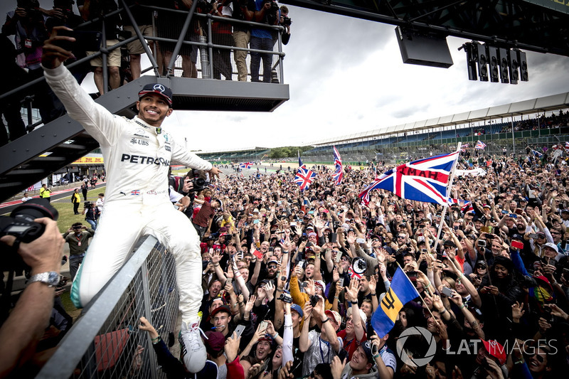 Race winner Lewis Hamilton, Mercedes AMG F1, celebrates victory with the fans