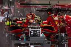 El Ferrari SF70H en el garaje