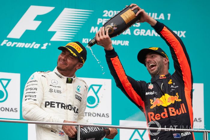 Daniel Ricciardo, Red Bull Racing, echa Champagne sobre Lewis Hamilton, Mercedes AMG F1