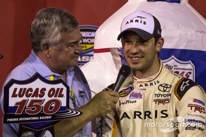 Ganador, Daniel Suárez, Kyle Busch Motorsports Toyota celebra