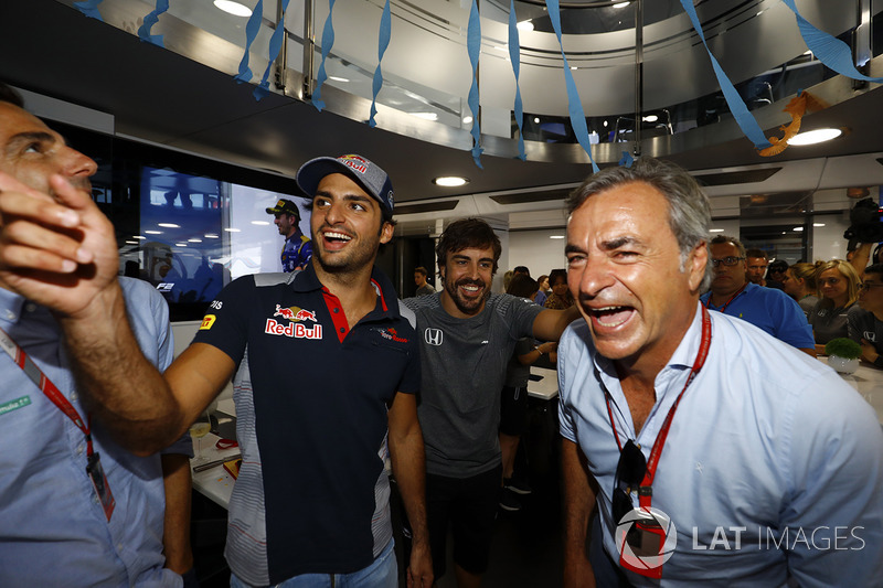 Pedro de la Rosa, Carlos Sainz Jr., Scuderia Toro Rosso, Fernando Alonso, McLaren, who celebrates hi