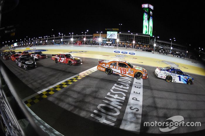 Reinicio del final: Elliott Sadler, JR Motorsports Chevrolet, Daniel Suárez, Joe Gibbs Racing Toyota líder
