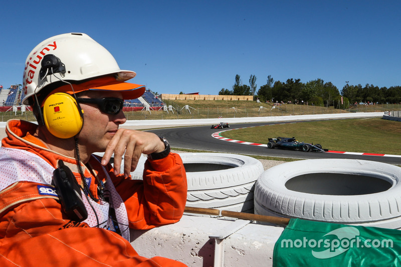 Marshal observes Lewis Hamilton, Mercedes-Benz F1 W08