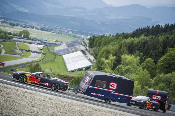 Max Verstappen y Daniel Ricciardo compiten con un Aston Martin y una caravana