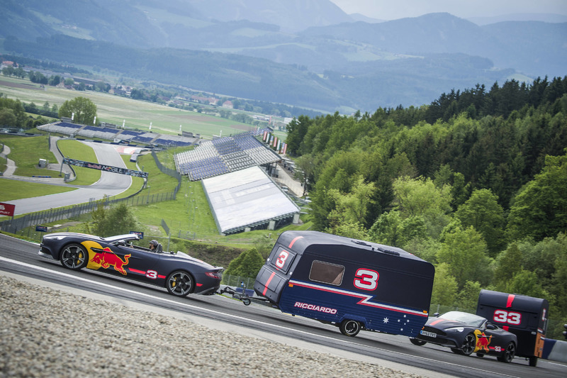 Max Verstappen y Daniel Ricciardo compiten con un Aston Martin y una caravana