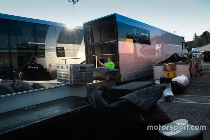 Mercedes AMG F1 carga hacia Melbourne