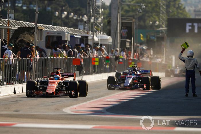 Fernando Alonso, McLaren MCL32, Carlos Sainz Jr., Scuderia Toro Rosso STR12