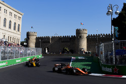 Стоффель Вандорн, McLaren MCL32, Джолыон Палмер, Renault Sport F1 Team RS17