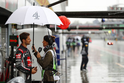 Romain Grosjean, Haas F1 Team, parle à la journaliste Lee McKenzie
