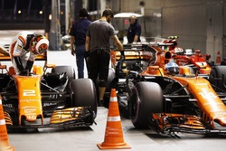 Stoffel Vandoorne, McLaren, Fernando Alonso, McLaren, in Parc Ferme