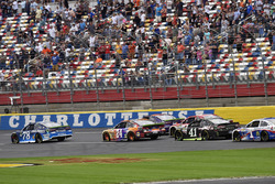Martin Truex Jr., Furniture Row Racing Toyota y Chase Elliott, Hendrick Motorsports Chevrolet
