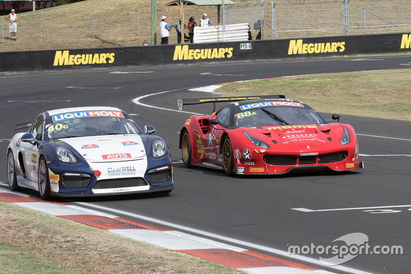 #40 Brookspeed, Porsche Cayman GT4 Clubsport: Aaron Mason, David Drinkwater; #88 Maranello Motorspor