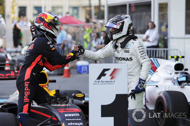 Valtteri Bottas, Mercedes AMG F1, felicita a Daniel Ricciardo, Red Bull Racing, en parc ferme