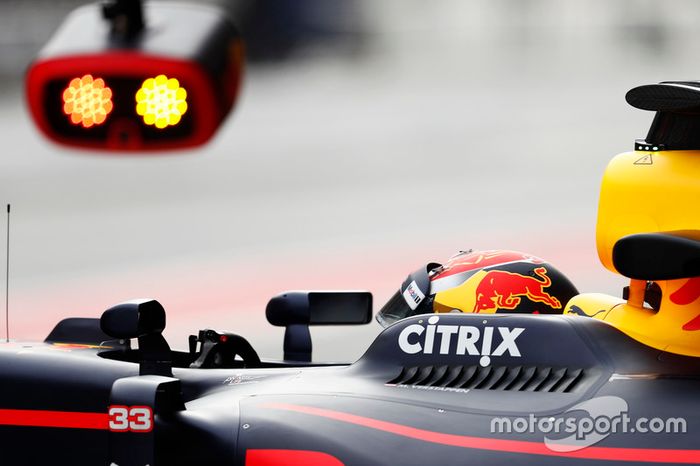 Max Verstappen, Red Bull Racing, espera en el pit lane junto al semáforo