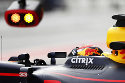 Max Verstappen, Red Bull Racing, espera en el pit lane junto a luces de lanzamiento de boxes