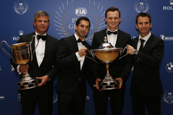 Les champions du monde WEC Neel Jani, Marc Lieb, Romain Dumas et Fritz Enzinger, vice-président LMP1, Porsche Team