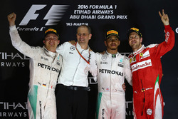 Победитель гонки Льюис Хэмилтон, Mercedes AMG F1, Нико Росберг - второе место, Mercedes AMG F1, Себа