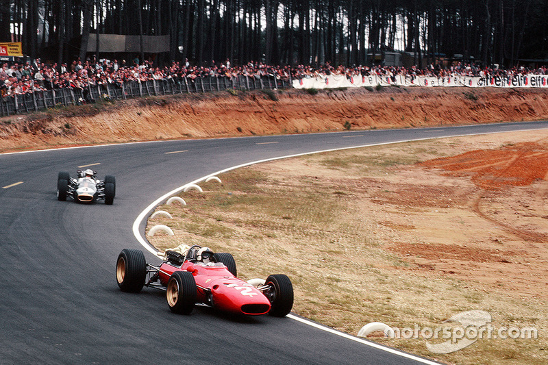 Chris Amon, Ferrari 312, précède Denny Hulme, Brabham BT24 Repco