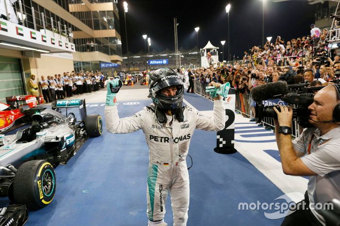 Segundo lugar y nuevo campeón mundial Nico Rosberg, de Mercedes AMG Petronas F1 celebra en parc ferme