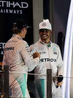 Weltmeister Nico Rosberg, Mercedes AMG F1 reicht die Hand dem Sieger und Teamkollegen Lewis Hamilton