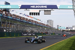 Lewis Hamilton, Mercedes AMG F1 W08, devant Sebastian Vettel, Ferrari SF70H et Valtteri Bottas, Mercedes AMG F1 W08