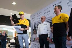 Nico Hulkenberg, Renault F1 Team, anuncia el ganador de la final 2017 INFINITI Ingeniería Academia c
