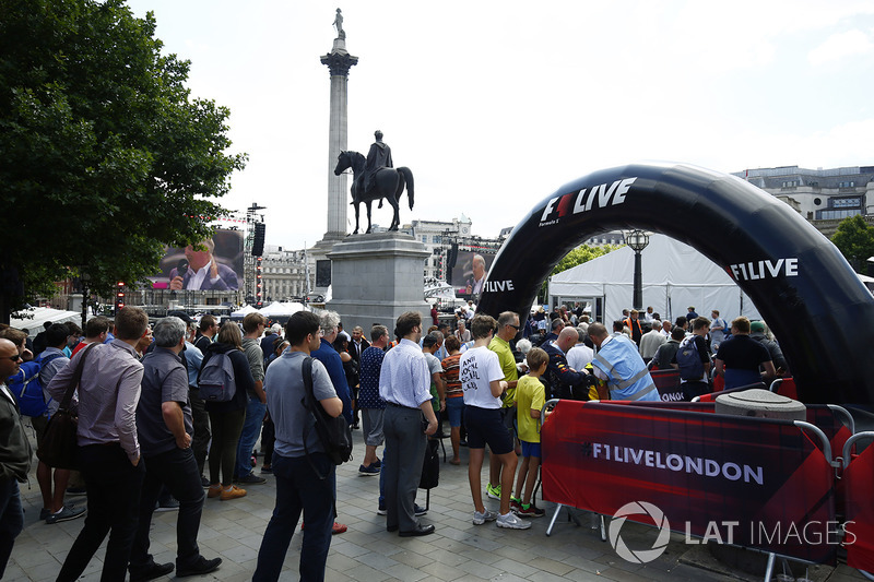 El circo de F1 en Londres alrededor de Nelsons column en Trafalgar Square