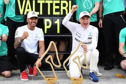 El ganador Valtteri Bottas, Mercedes AMG F1 con Lewis Hamilton, Mercedes AMG F1