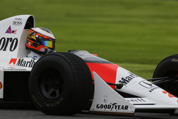 Stoffel Vandoorne,Piloto de prueba y de reserva de McLaren, en el coche de Alain Prost McLaren MP4/5
