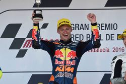 Podio: ganador Brad Binder, Red Bull KTM Ajo