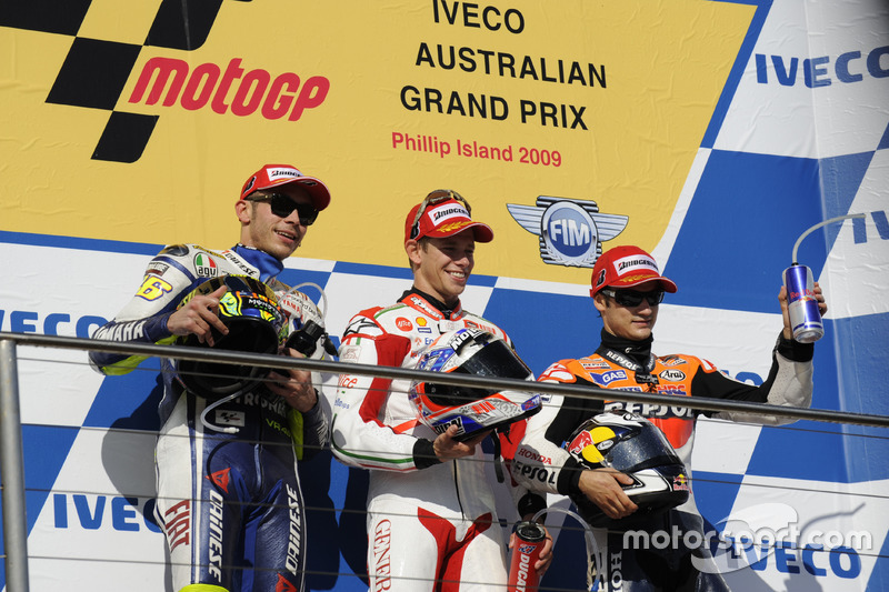 Podium : le deuxième Valentino Rossi, Yamaha, le vainqueur Casey Stoner, Ducati, le troisième Dani Pedrosa, Repsol Honda