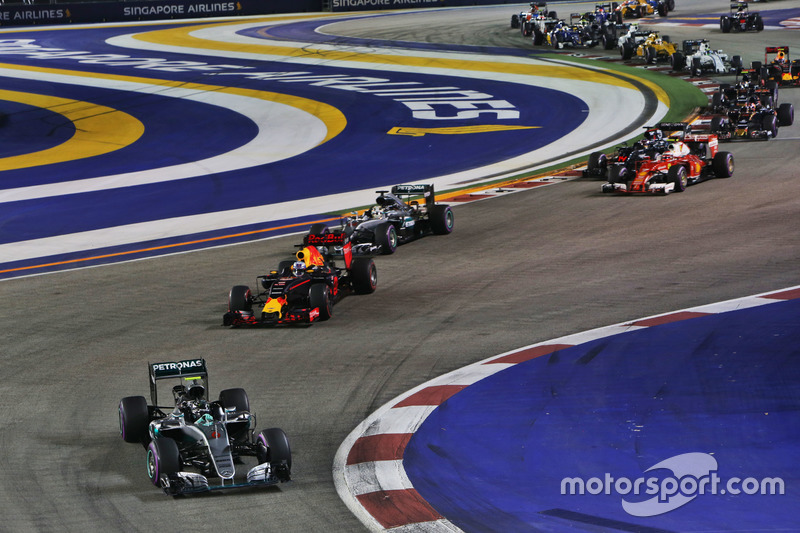 Nico Rosberg, Mercedes AMG F1 W07 Hybrid leads at the start of the race