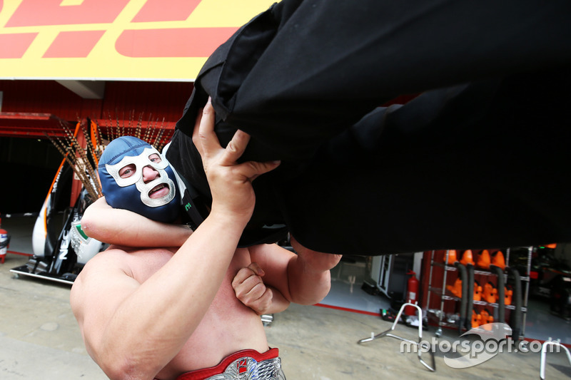 Sergio Perez, Sahara Force India F1 con Blue Demon Jr., Luchador e Wrestler