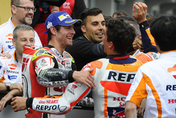 Il secondo classificato Cal Crutchlow, Team LCR Honda festeggia con il team