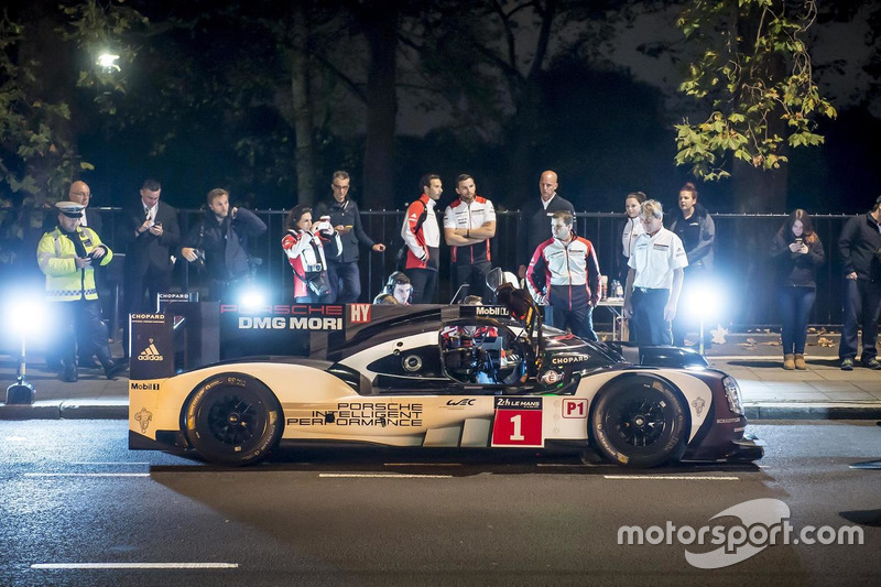 Merk Webber im Porsche 919 Hybrid LMP1 in London