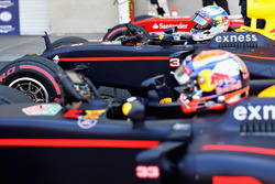Le quatrième, Daniel Ricciardo, Red Bull Racing RB12 sort de sa voiture à côté de son équipier Max Verstappen, Red Bull Racing RB12 dans le Parc Fermé