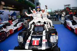Переможці #1 Porsche Team Porsche 919 Hybrid: Тімо Бернхард, Марк Веббер, Брендон Хартлі