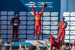 Подиум: победитель - Лукас ди Грасси, ABT Schaeffler Audi Sport, второе место - Стефан Сарразен, Ven