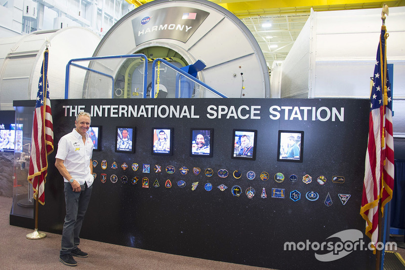 Kevin Schwantz durante una visita a la NASA Johnson Space Center