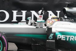 Le vainqueur Lewis Hamilton, Mercedes AMG F1 W07 Hybrid fête sa victoire à la fin de la course