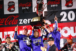 Podium : les vainqueurs Team: Katsuyuki Nakasuga, Pol Espargaro, Alex Lowes (#21 Yamaha Factory Racing)