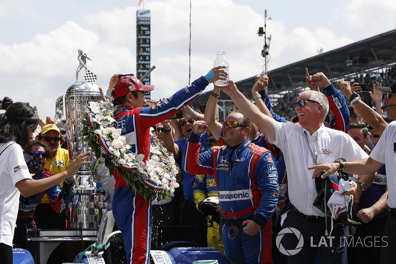 Winner Takuma Sato, Andretti Autosport Honda celebrates