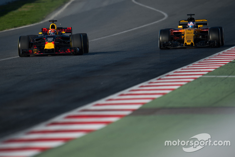 Max Verstappen, Red Bull Racing RB13, et Jolyon Palmer, Renault Sport F1 Team RS17