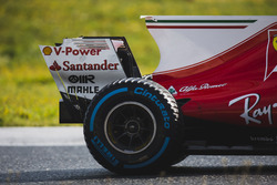 Kimi Raikkonen, Ferrari SF70H, Rueda trasera Pirelli, aleta de tiburón y detalle del alerón trasero