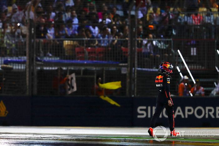 Max Verstappen, Red Bull, camina de regreso a boxes