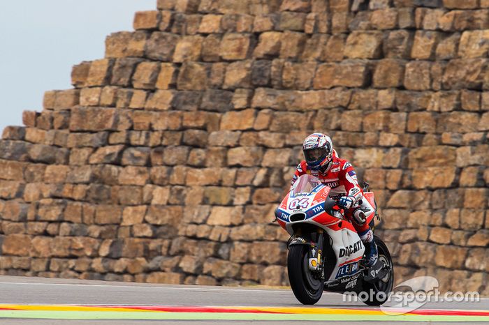 Porém, Andrea Dovizioso, que divide a liderança do mundial com Márquez com 199 pontos, sairá apenas de sétimo. O italiano não fez bom treino neste sábado.