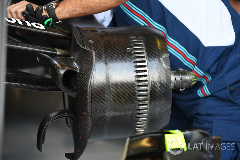 Williams FW40 front wheel hub