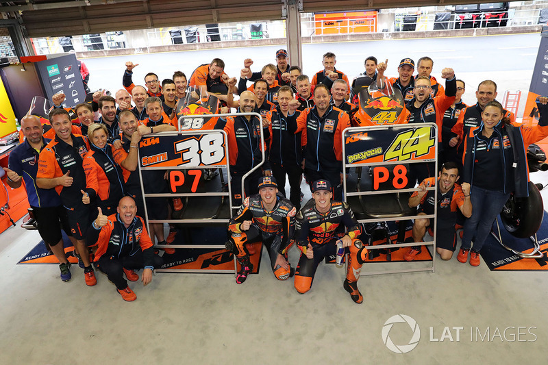 Passando com suas duas motos pelo Q1, a KTM viveu grande dia em Motegi. Bradley Smith, que tinha seu emprego ameaçado até esta semana, conseguiu o sétimo posto, logo à frente de Pol Espargaró, o oitavo.